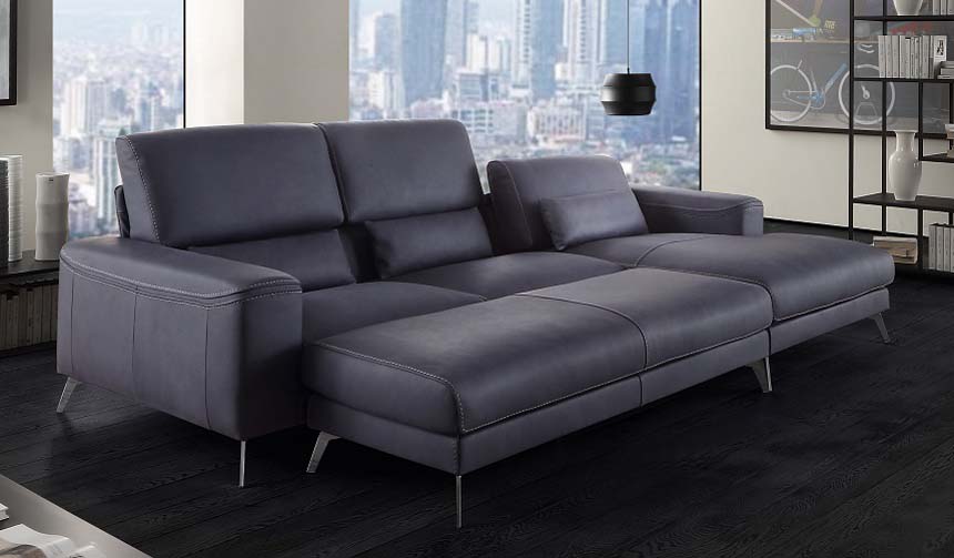 Chateau d’Ax fuses very clean Italian contemporary lines with American-style comfort features such as the plusher seating and wide, roomy arms on this setting.