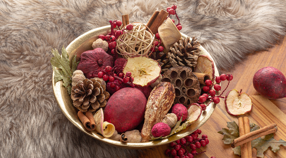 Apple slices, cinnamon sticks and other botanicals are layered with an apple cider cinnamon fragrance to make a wonderfully spiced potpourri. Andaluca Home
